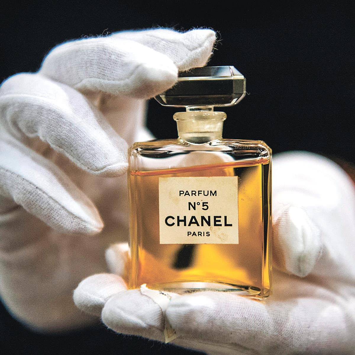 Fragrance and Fashion: How Coco Chanel's Iconic No.5 Acknowledges